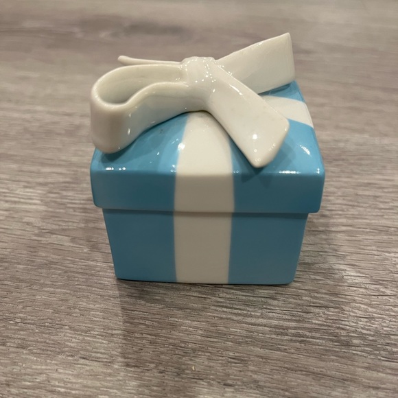 Tiffany blue porcelain Trinket Box - Picture 4 of 14